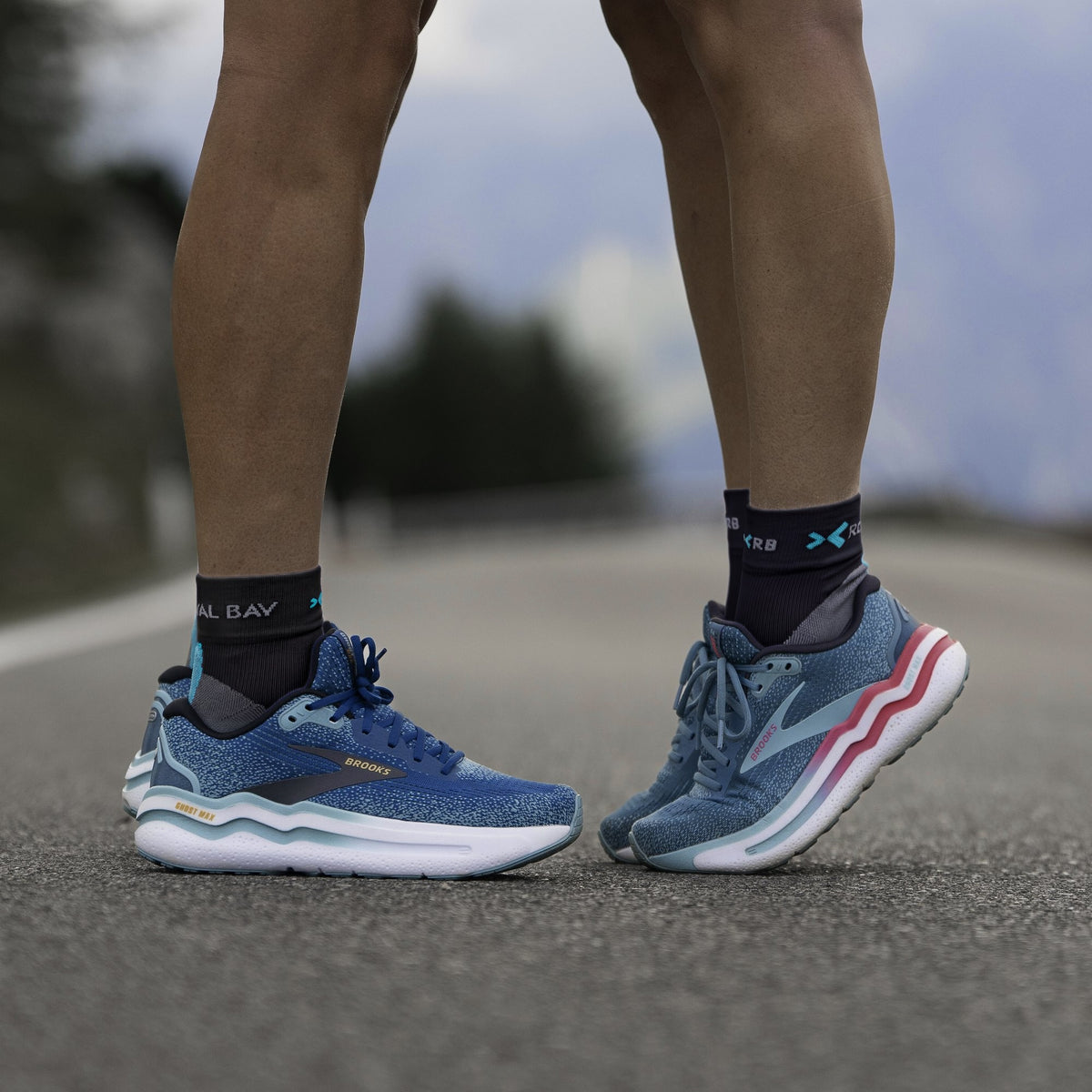 ROYAL BAY Air | Sportovní ponožky High-cut – Černá – detail nohou (ilustrační AI foto)
