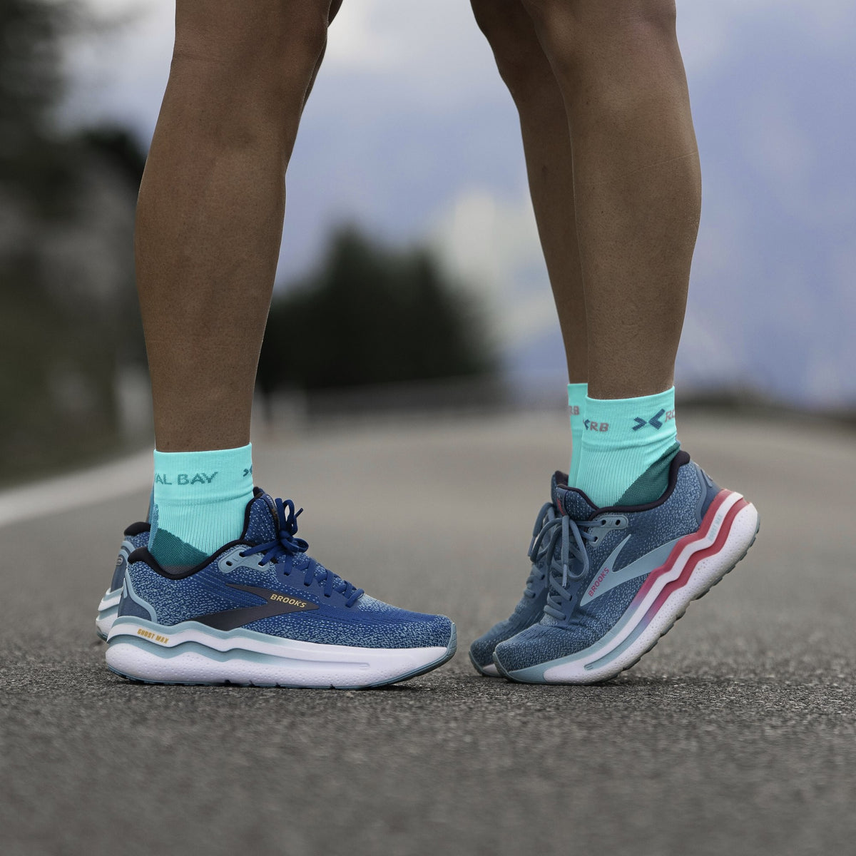 ROYAL BAY Air | Sportovní ponožky High-cut – Světlá karibská – detail nohou (ilustrační AI foto)