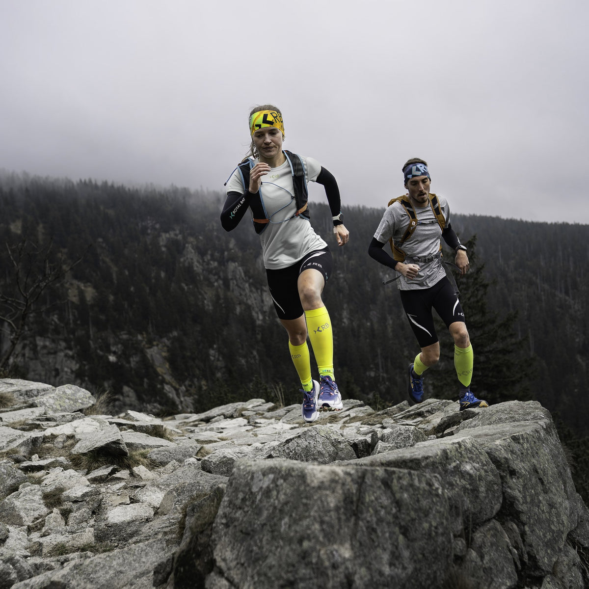 ROYAL BAY Extreme | Kompresní lýtkové návleky s cílenou kompresí – Limetková – ve dvojici na skále