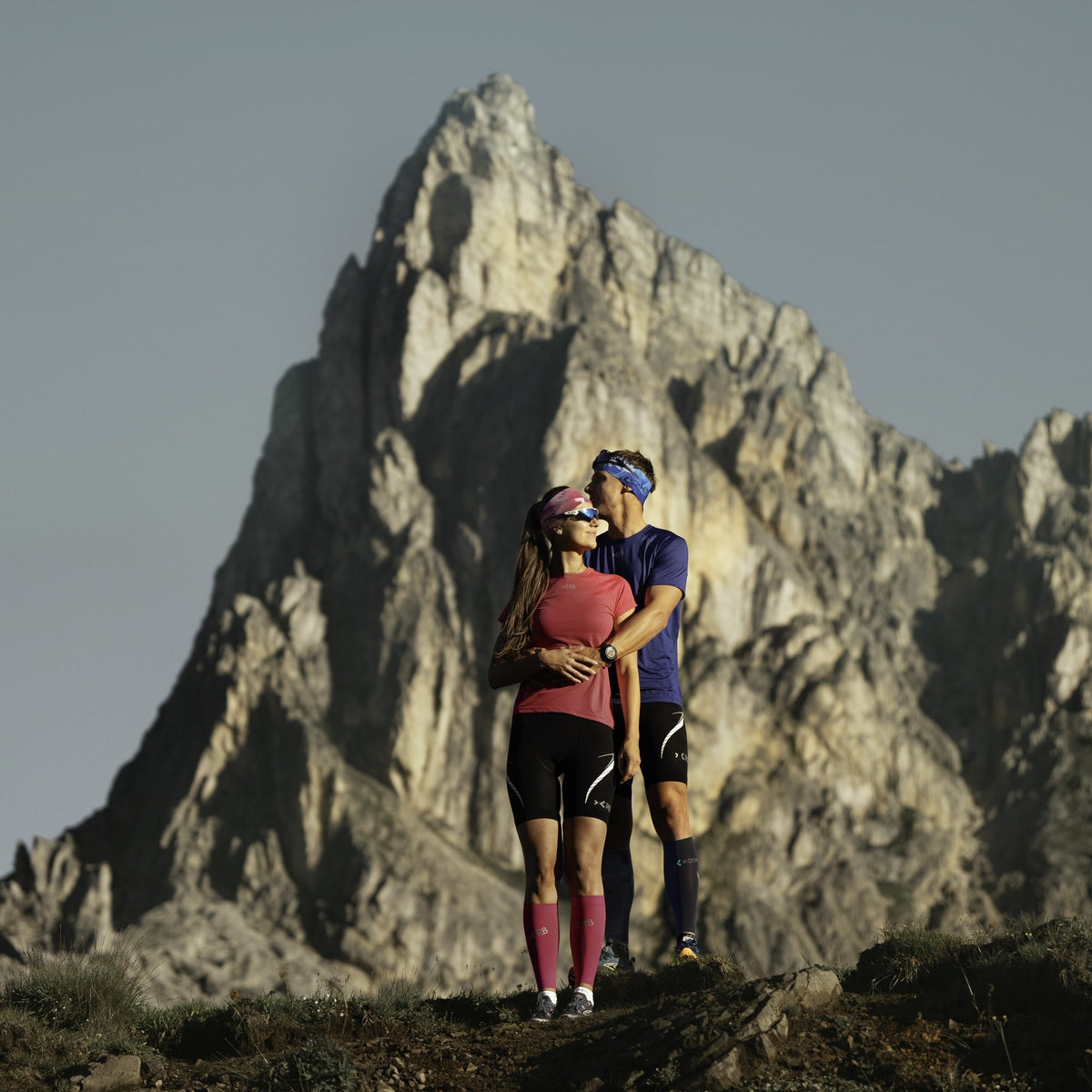 ROYAL BAY Extreme Race | Lehké kompresní lýtkové návleky – Černá – pod vrcholem (ilustrační AI foto)