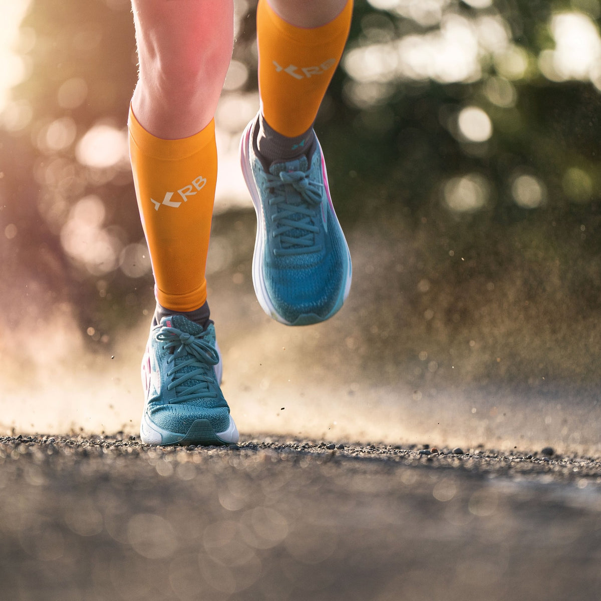 ROYAL BAY Extreme Race | Lehké kompresní lýtkové návleky – Pampelišková – detail při běhu (ilustrační AI foto)