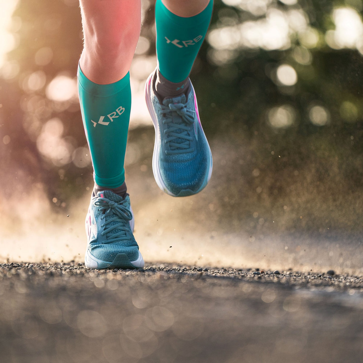 ROYAL BAY Extreme Race | Lehké kompresní lýtkové návleky – Tropická zelená – detail při běhu (ilustrační AI foto)