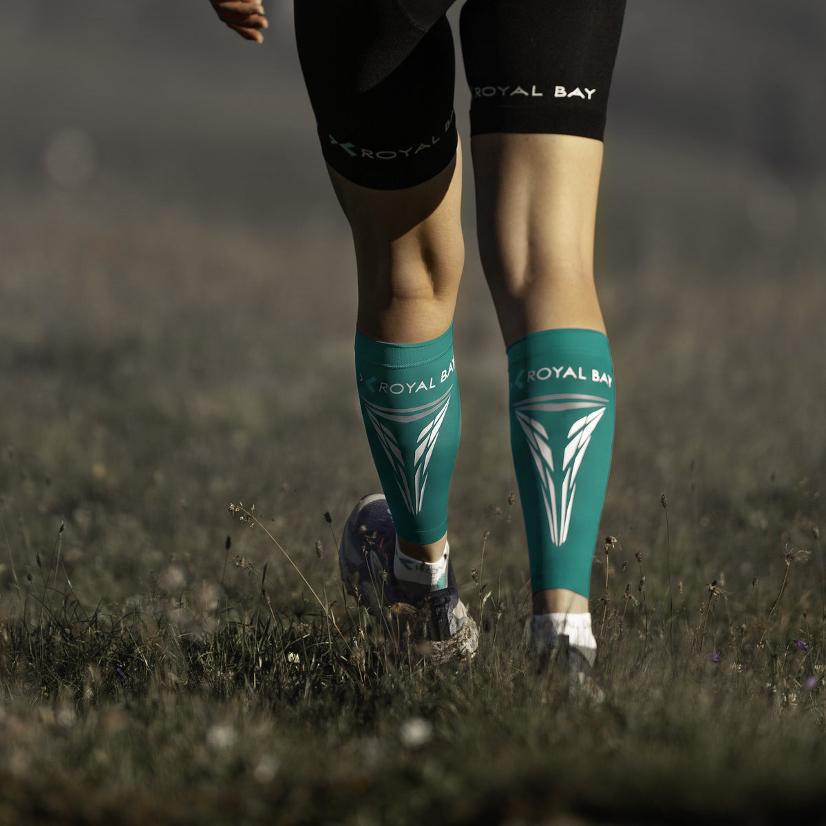 ROYAL BAY Extreme Race | Lehké kompresní lýtkové návleky – Tropická zelená – zezadu (ilustrační AI foto)