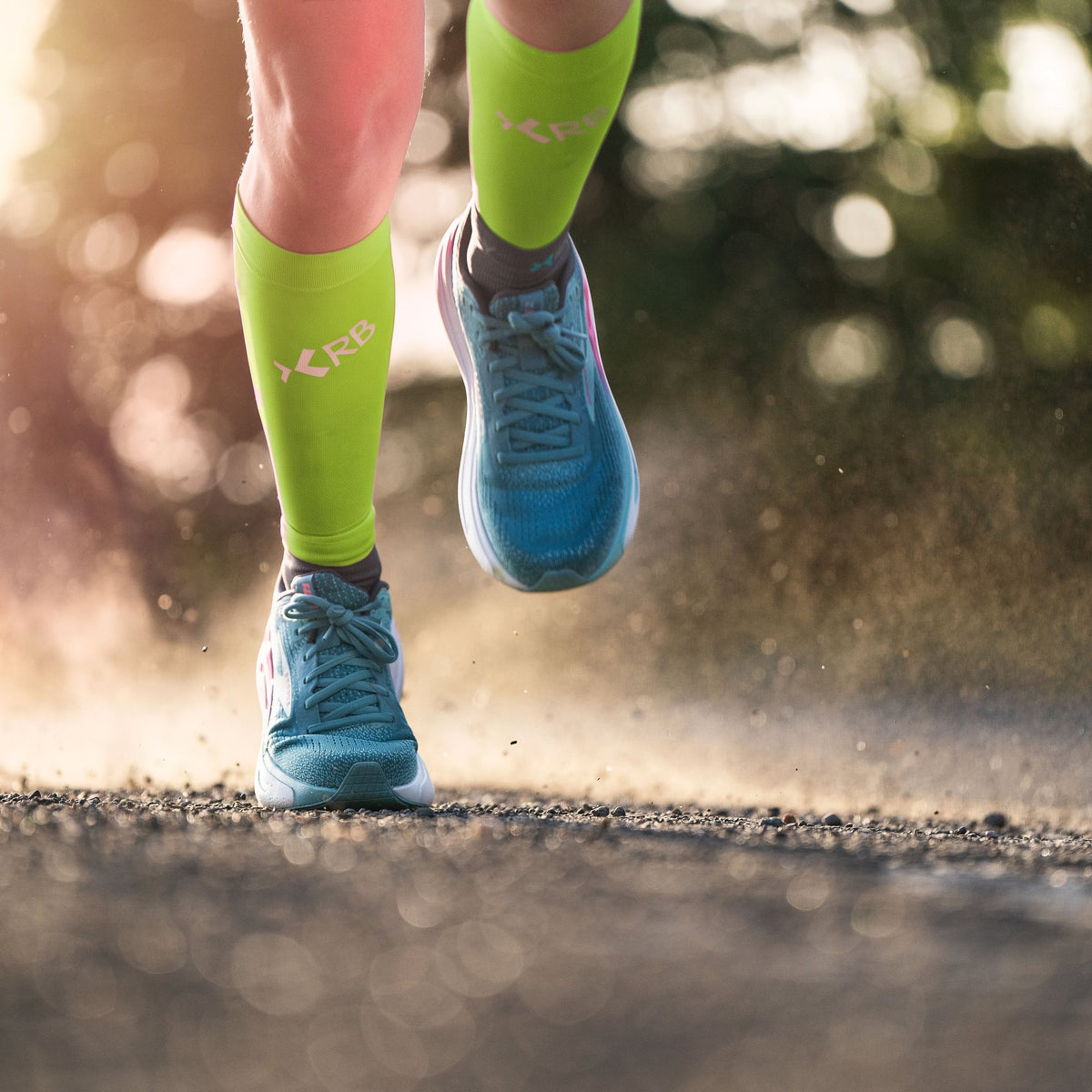 ROYAL BAY Extreme Race | Lehké kompresní lýtkové návleky – Zelená – detail při běhu (ilustrační AI foto)