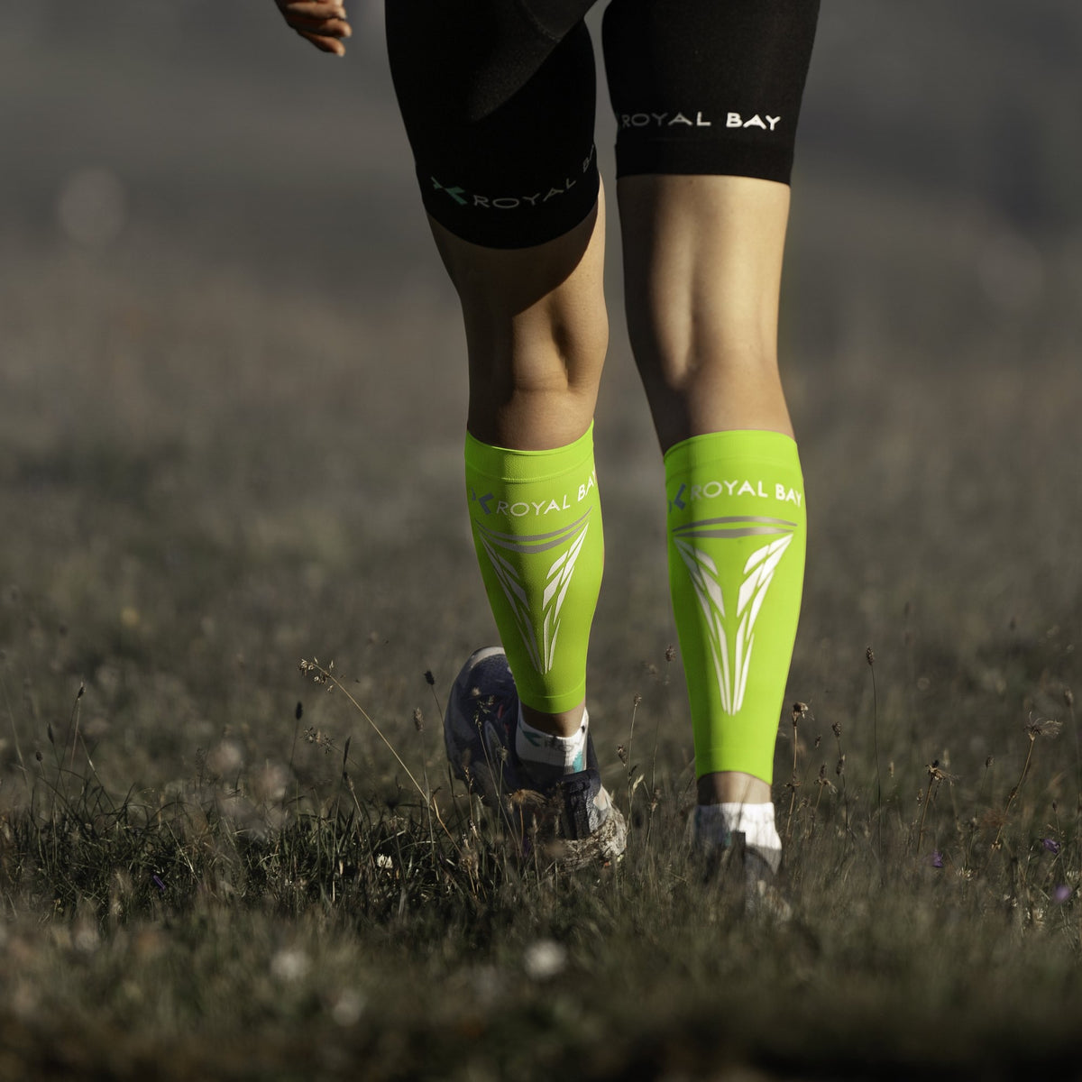 ROYAL BAY Extreme Race | Lehké kompresní lýtkové návleky – Zelená – zezadu (ilustrační AI foto)