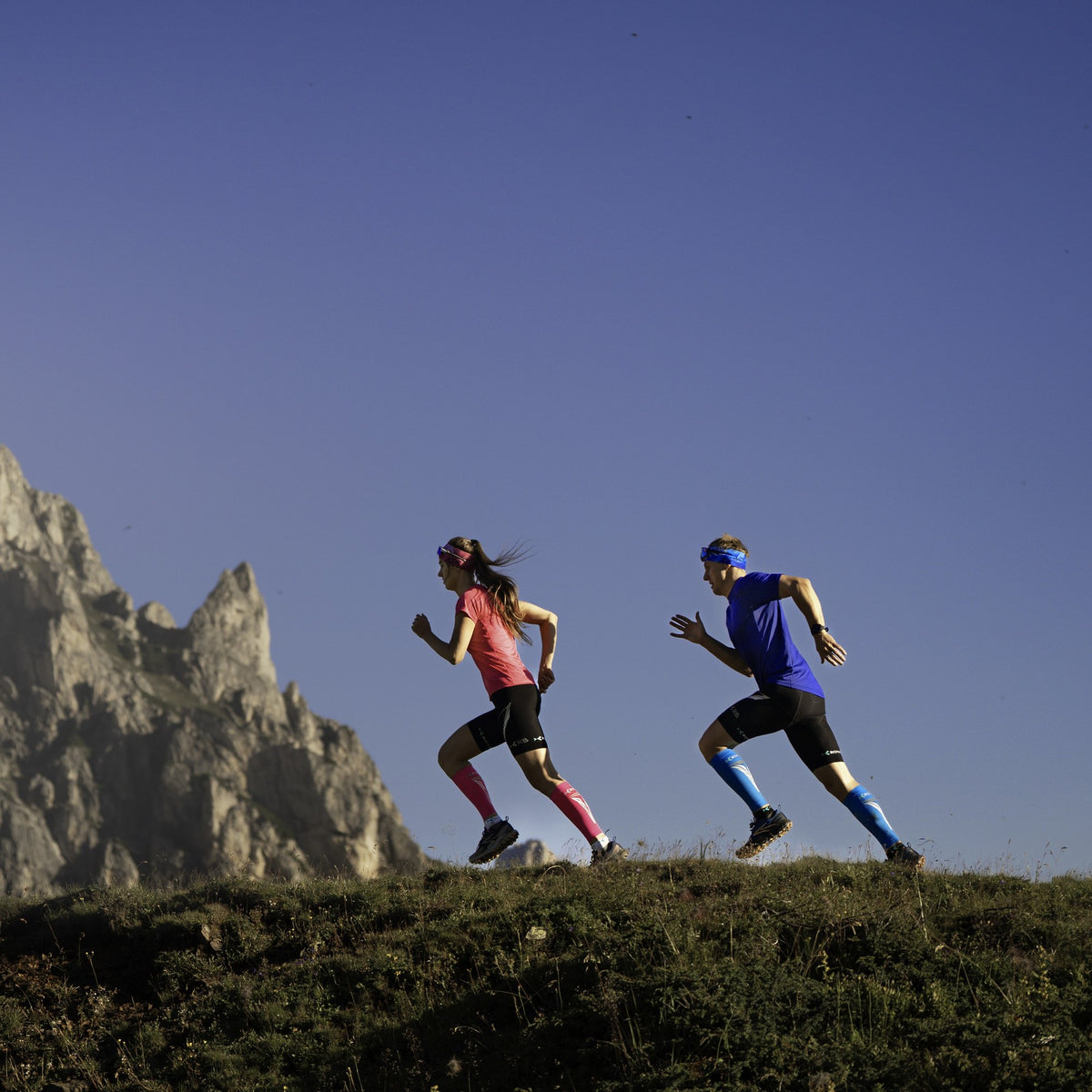 ROYAL BAY Extreme Race | Lehké kompresní lýtkové návleky – Růžová – běh po hřebeni