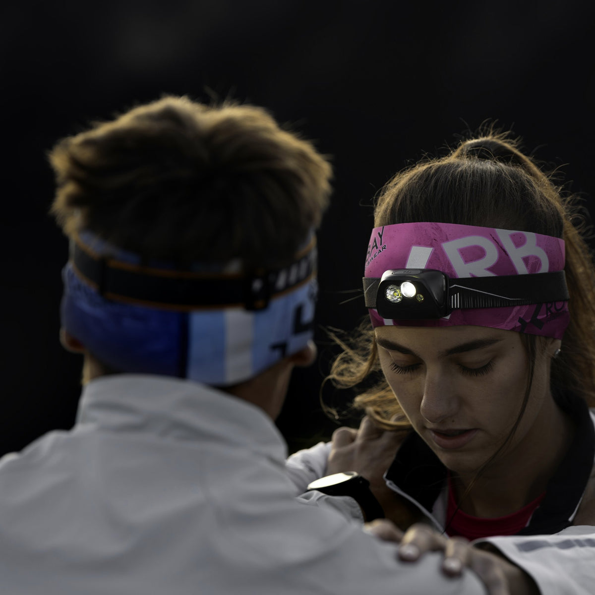 ROYAL BAY | Funkční sportovní čelenka – Růžová neon – ve dvojici pod čelovkou
