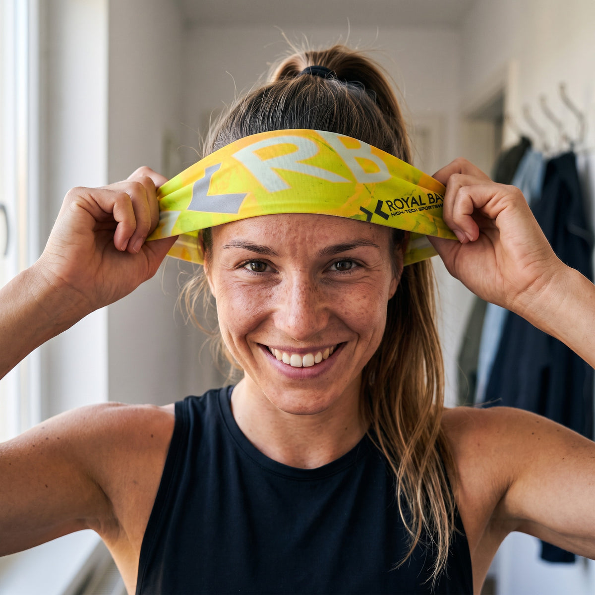 ROYAL BAY | Funkční sportovní čelenka – Žlutá neon, nasazení (ilustrační AI foto)