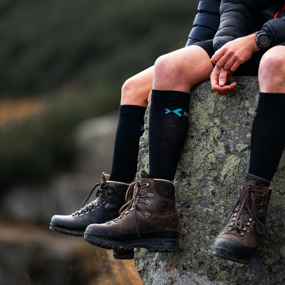ROYAL BAY Merino | Kompresní podkolenky z merino vlny – Černá – detail na skále